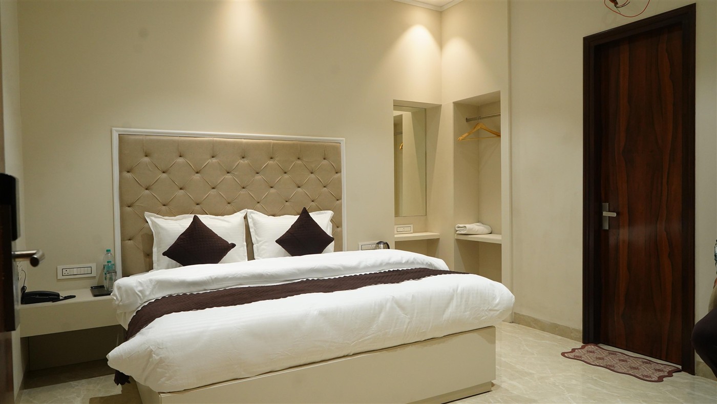 Royal Classic Room at THE ROYAL KING luxury hotel in Ludhiana with king-size bed and modern interiors